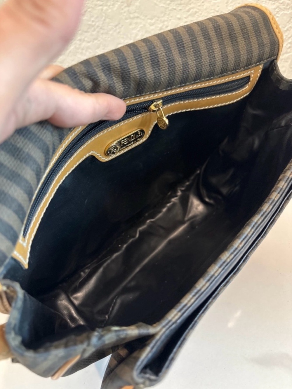 Fendi Vintage Pequín Stripe
Crossbody Bag - Picture 8 of 15